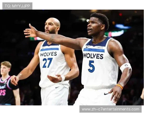 即时战果：森林狼球星爱德华兹捧起科比·布莱恩特杯